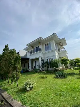 Rumah cantik Hoek Full Furnished Kota wisata cibubur