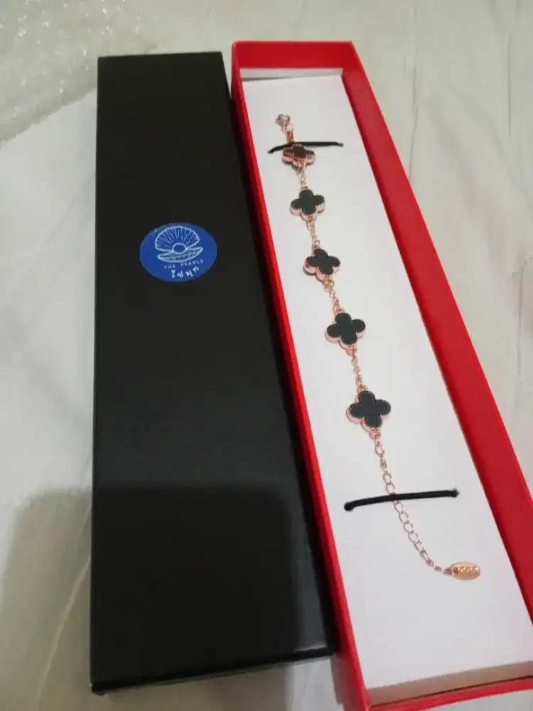 Gelang clover titanium anti karat