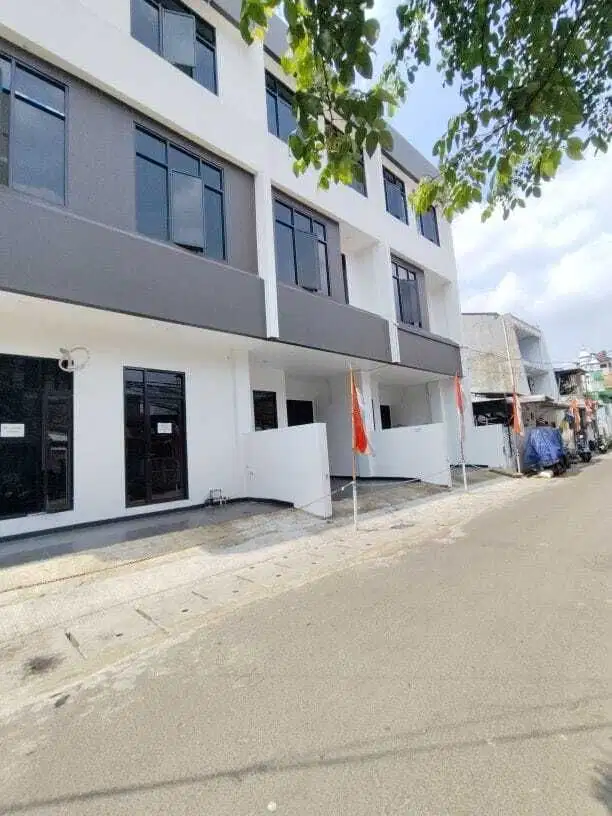 Di Jual Rumah Baru Dwiwarna Dekat Stasiun Sawah Besar Jakarta Pusat