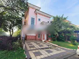 Rumah dekat kolam renang 2 lantai di cluster Alicante