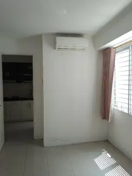 UNIT SHM SEMI FURNISH DIATAS MALL TYPE 2 BR APT BASSURA DIJUAL MURAH