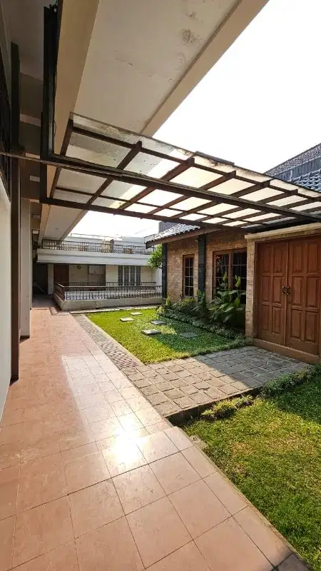 Dijual rumah 2 lantai siap huni, terawat Raya Nginden Intan