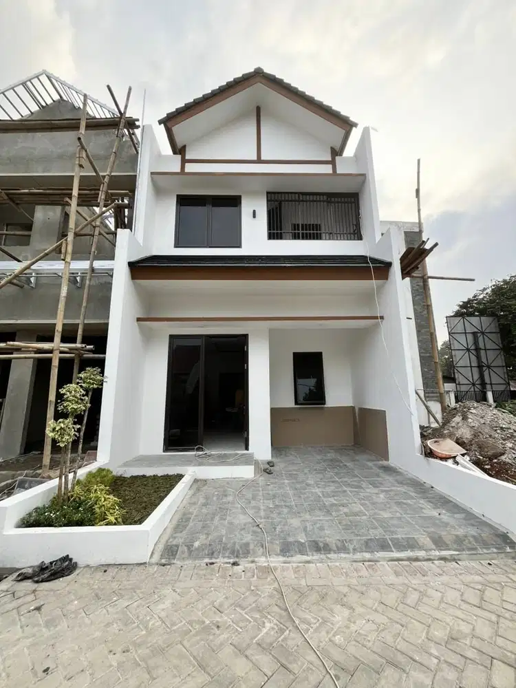 RUMAH CANTIK 2 LANTAI LOKASI PINGGIR JALAN UTAMA HARGA TERJANGKAU