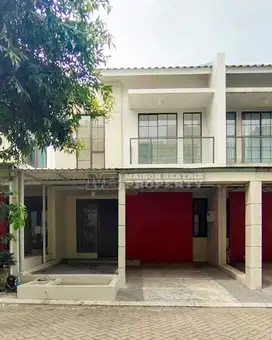 RUMAH RAPI TERAWAT LOKASI SANGAT STRATEGIS DI GREEN VILLAGE
