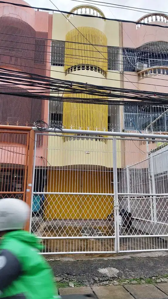 Disewakan Ruko 3,5 Lantai di Senin Gunung Sahari Jakarta Pusat