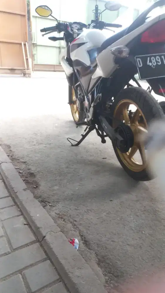 Cb150r old tahun 2015 akhir warna putih