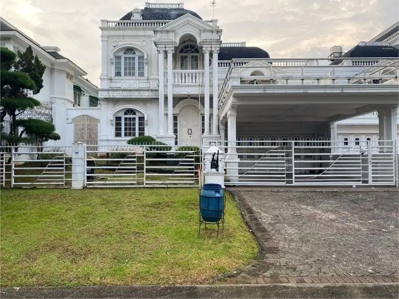 Dijual Rumah Gaya klasik mewah di Kota Wisata