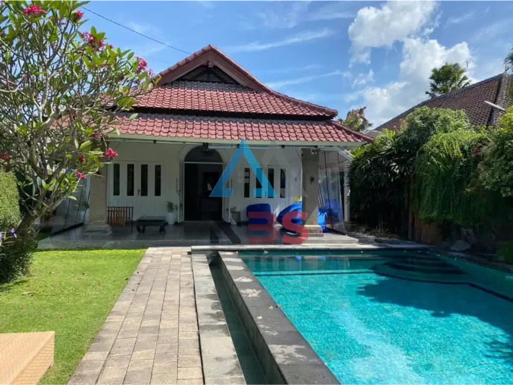 DIJUAL CEPAT VILLA DENGAN TAMAN YANG LUAS LOKASI KEROBOKAN