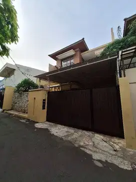 TURUN HARGA PRIVATE POOL TAMAN LUAS DAN RUMAH BAGUS DI KEMANG