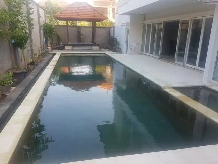 DI JUAL VILLA DI KEDONGANAN.
