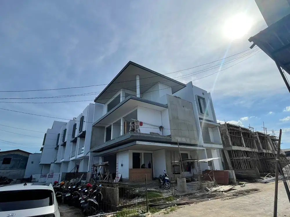 Dijual Rumah Taman Surya 3 Lantai di Jakarta Barat