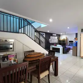 Dijual Rumah Besar 2 Lantai Bagus di Pondok Cabe Pamulang