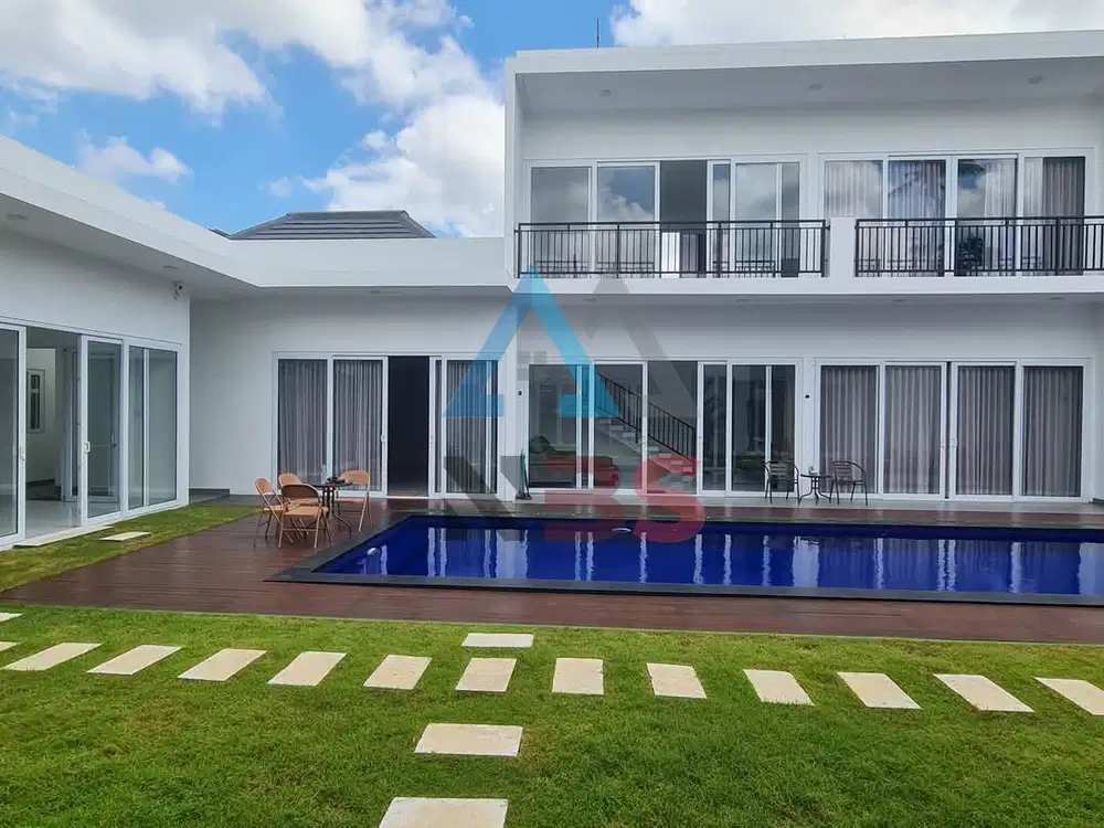 dijual villa lokasi babakan canggu dengan taman yang luas