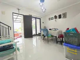 Rumah Dijual  Di Regency Melati Mas 2 Lantai Rapi Hadap Taman