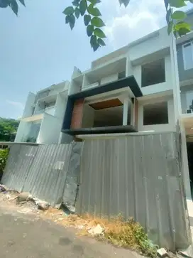 RUMAH MEWAH DALAM CLUSTER LOKASI STRATEGIS PINGGIR JALAN RAYA KEMANG