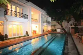 ual Rumah Mewah LT 600m² dengan Kolam Renang di Taman Aries Meruya