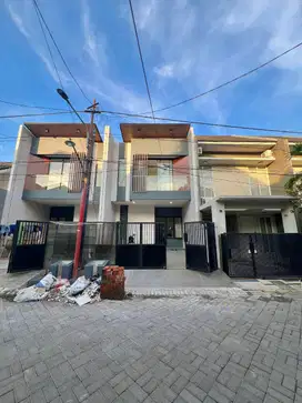 Rumah baru 2 lantai di Mulyosari Utara  Lokasi di lingkungan perumahan