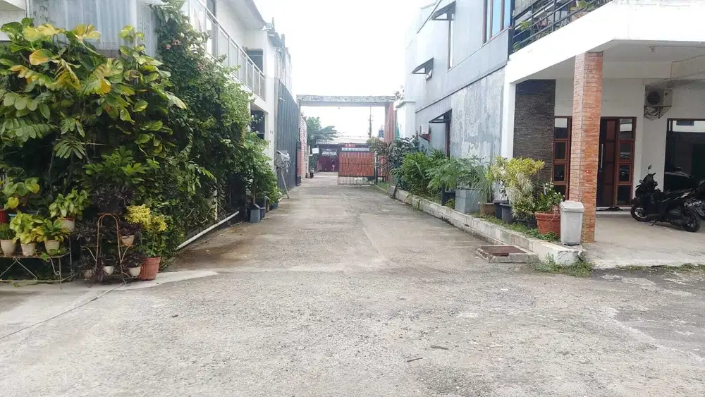 Rumah brand new  dan berada di pinggir jalan raya kahfi jagakarsa