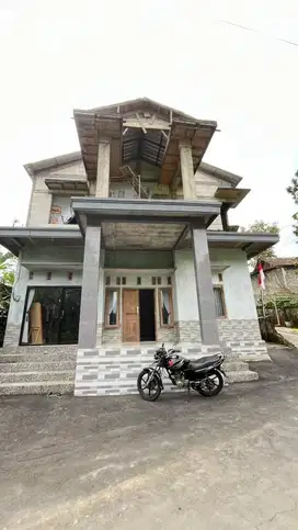 Rumah 2 Lantai suasana asri