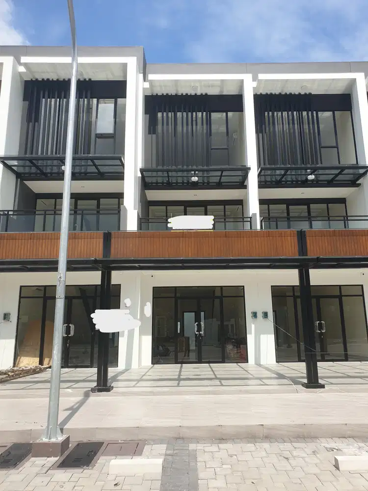 Disewakan Ruko 3 Lantai Hampton Boulevard Gading Serpong Hadap Jalan