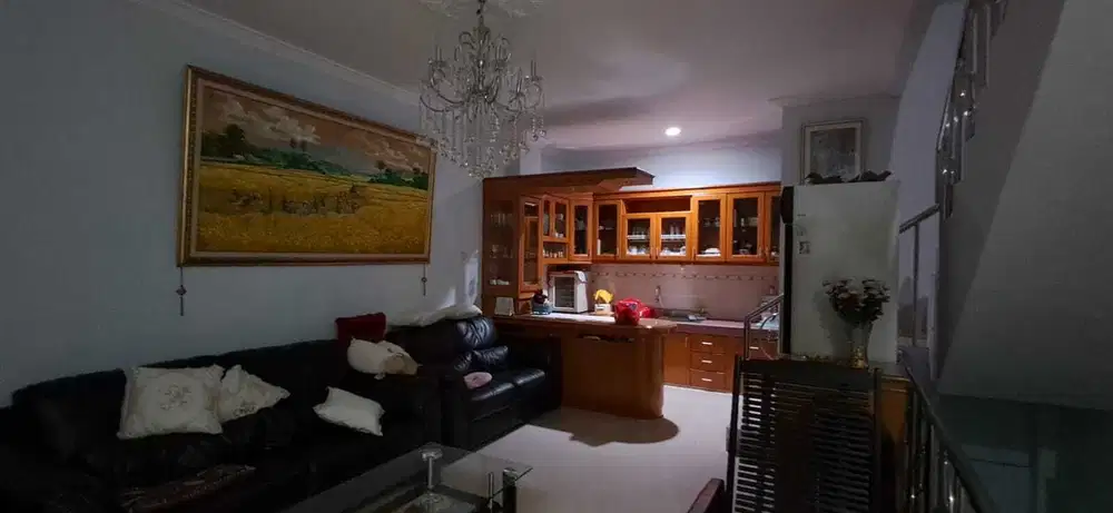 Rumah Strategis 4 Lantai, Pluit, Jakarta Utara, Semi Furnished