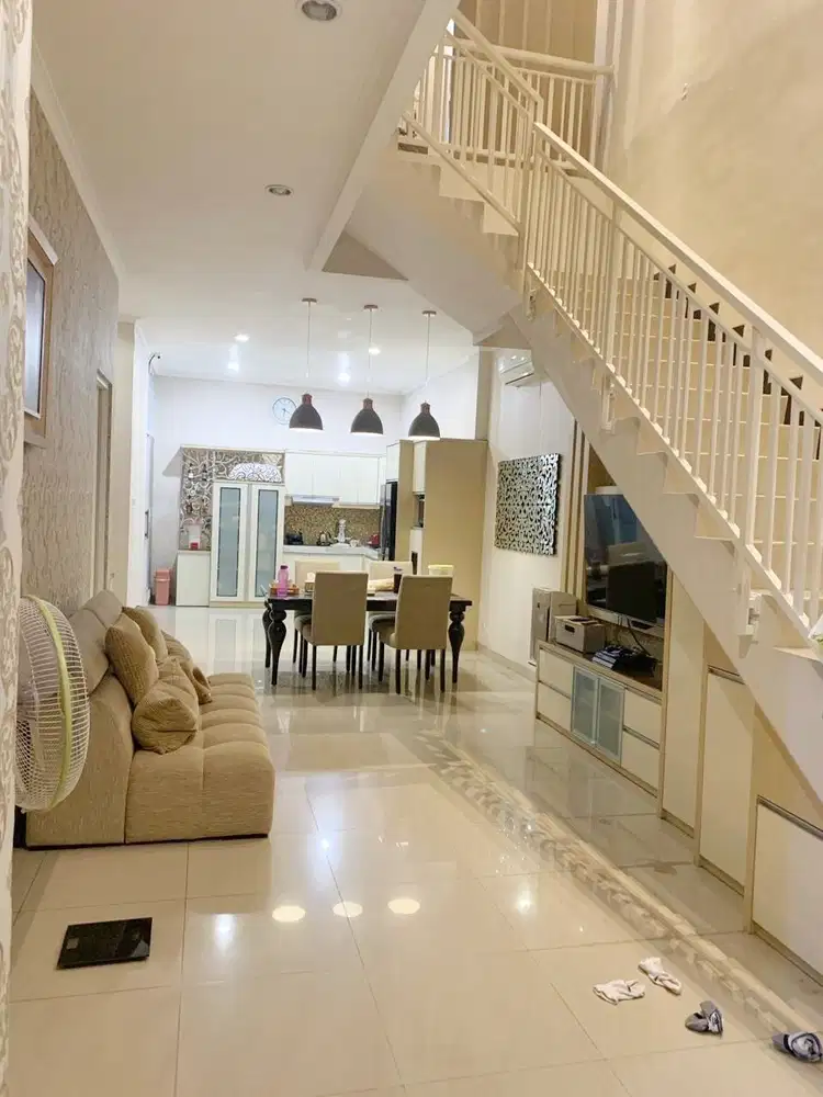 RUMAH MANYAR KLAMPIS SEMOLOWARU 2 LANTAI CANTIK BERSIH TERAWAT