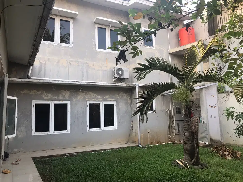 Rumah Dijual Dengan Halaman Luas Di Villa Melati Mas