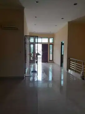 Disewakan rumah besar dan mewah taman surya2,fullfurnish,lok strategis