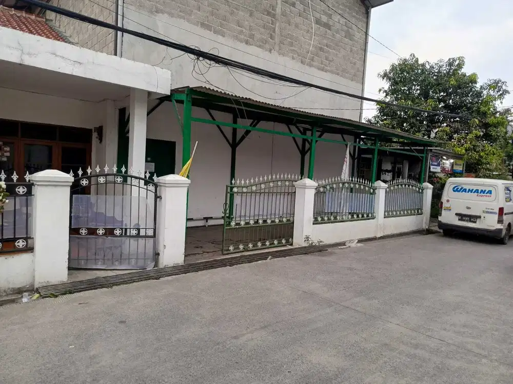 Dijual Rumah + Gor Strategis Dalam Komplek Di Daerah Cisaranten Kulon