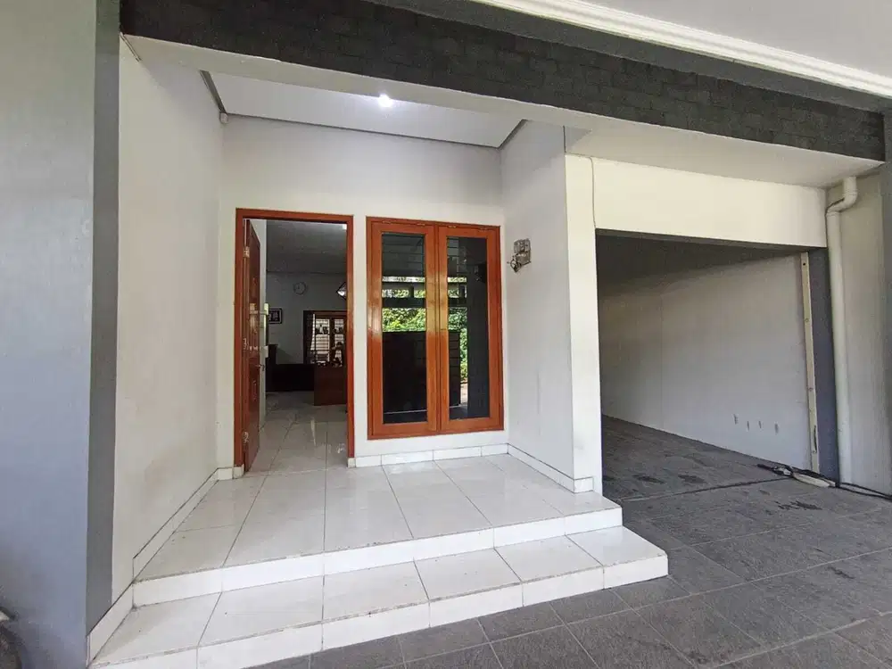 Dijual Rumah 2 Lantai Berada Di Jalan 2 Jalur Di Villa Melati Mas