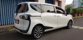 toyota sienta v  matic