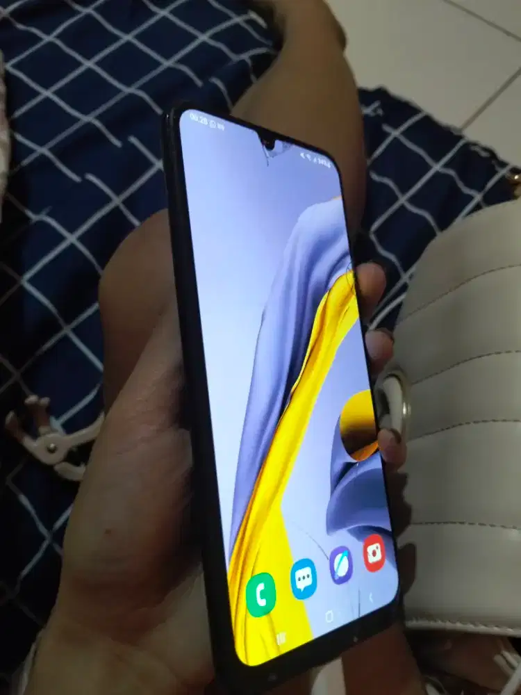 samsung M 31 kaca retak sedikit