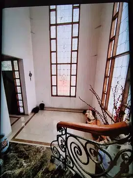 Rumah mewah Lt 20x20 , 3lt taman palem view kolam renang carpot 4mobil