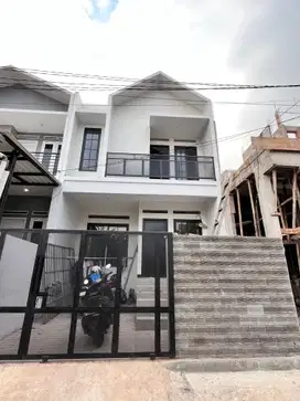 Rumah 2 lantai hanya 5 menit ke akses toll jatiasih Bekasi kota
