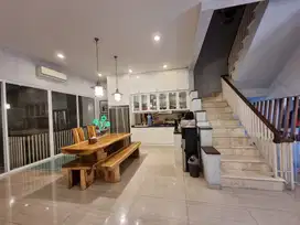 DIJUAL RUMAH MANYAR PERMAI Ukuran 8x17 - 3 Lantai Full Furnish 6.8M