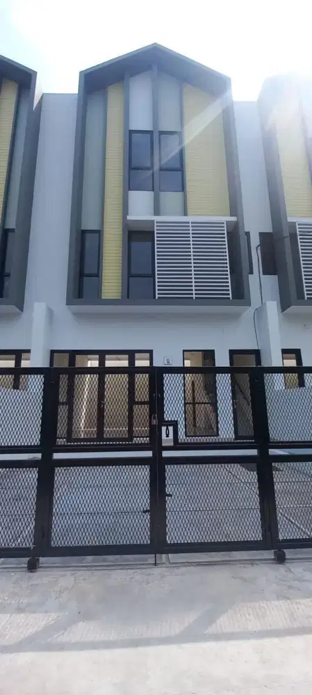 DIJUAL RUMAH SEKALIGUS TEMPAT USAHA DI PRIMANHARAPAN BEKASI