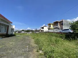 Investasi Menguntungkan! Rumah 2 Lantai dengan Kolam Renang di Batu