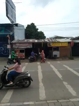 Rumah di pinggir jalan utama Borrobudur, Karawaci.