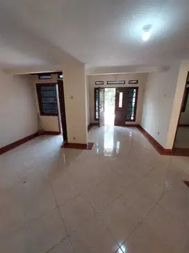Dijual Rumah 2 Lantai di Pinus Regency