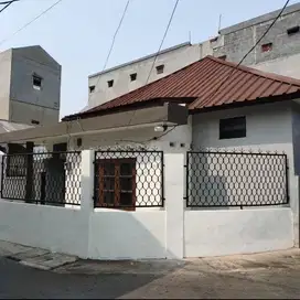 RUMAH DI JL.KALIBARU TIMUR,BUNGUR-JALAN LEBAR 1 MOBIL KECIL