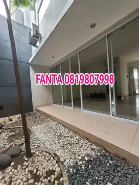 Rumah cantik discovery jual cepat taman belakang