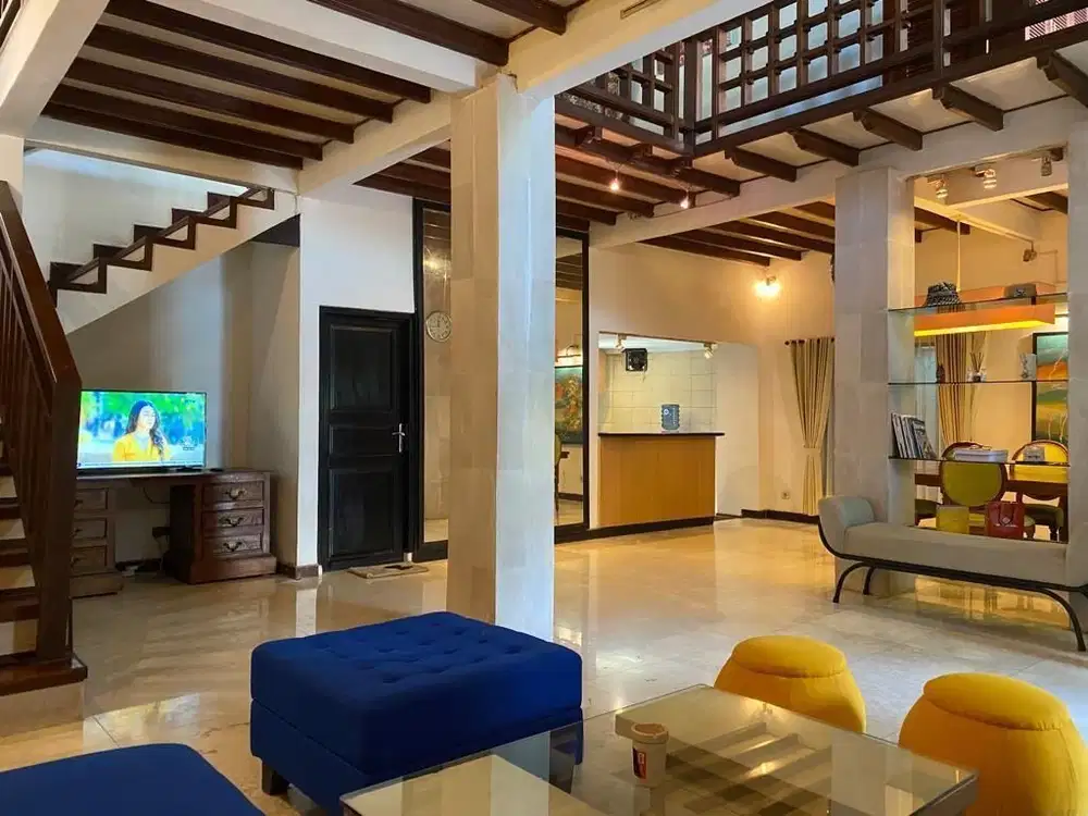 Three-Bedroom Classic House In A Quiet Area