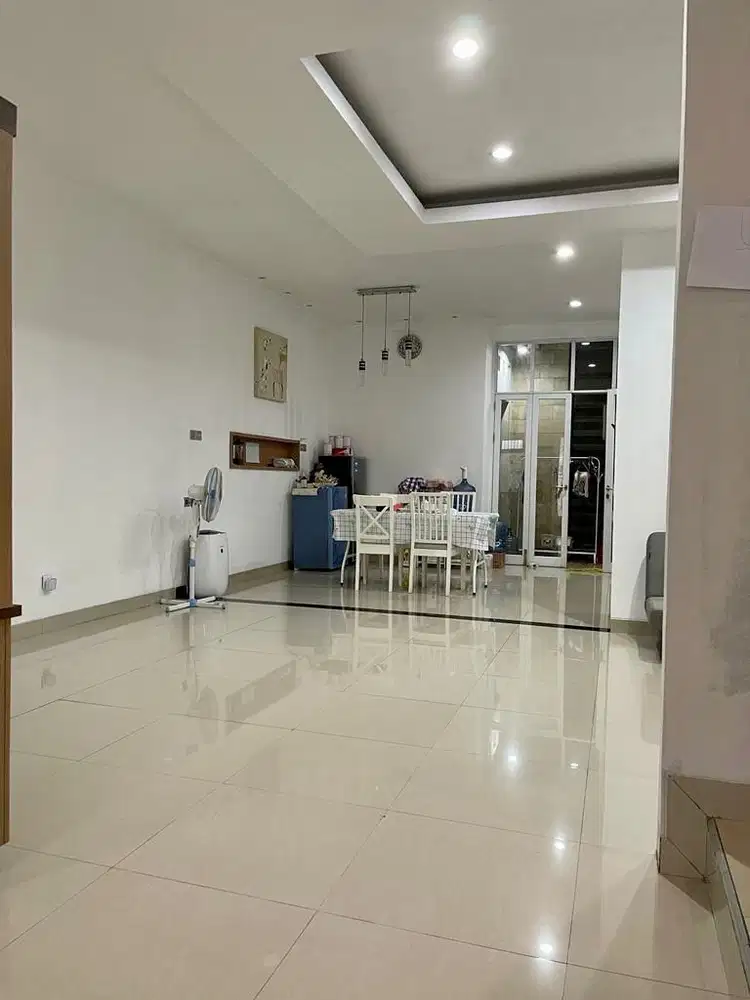 Dijual/sewa Rumah 2 Lantai Semi Furnish Duta garden Beverly Hills