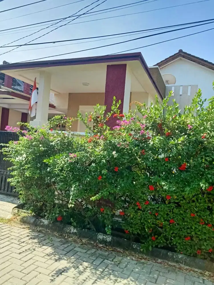 rumah hoek murah berbunga di griya bintara indah