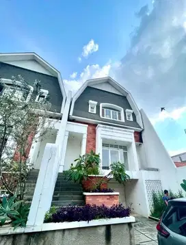 Rumah Bergaya Classic American Deplu Pesanggrahan