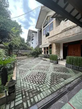 Dijual Rumah 2 Lantai Terawat Nyaman di Batununggal Indah