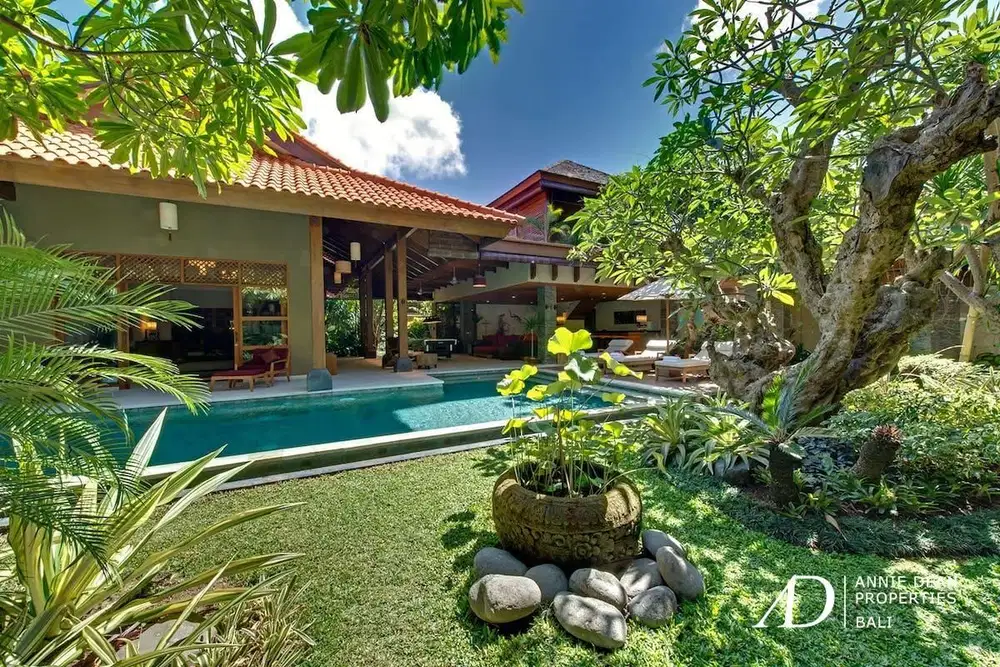 FREEHOLD 4-BEDROOM LUXURY VILLA JUST 300 METERS FROM SEMINYAK BEACH