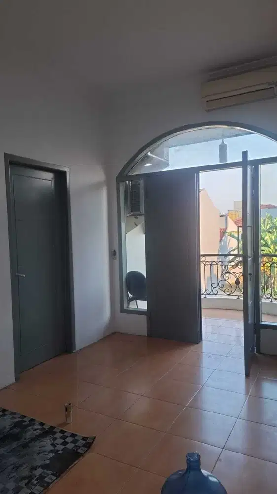 DIJUAL SEWA RUMAH HOEK 2 LANTAI DI TAMAN SURYA 3 JAKARTA BARAT