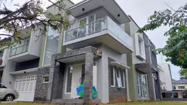 Rumah Hook Luas 300 m² Depan Rumah Tidak Hadap Tetangga di BSD
