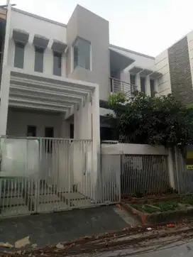 Dijual Rumah Agung Permai Uku 10X15 Selatan 2.5 Lantai Hrg Menarik Neg